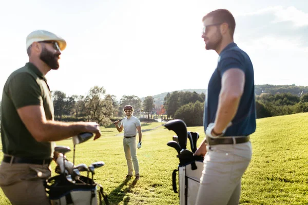 Amigos gastando tempo no campo de golfe — Fotografia de Stock