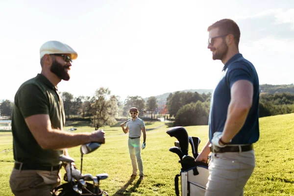 Amigos gastando tempo no campo de golfe — Fotografia de Stock