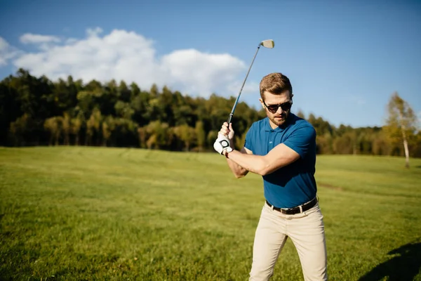 Jugador Golf Golpeando Tiro Con Club Curso Mañana Hermosa Con —  Fotos de Stock