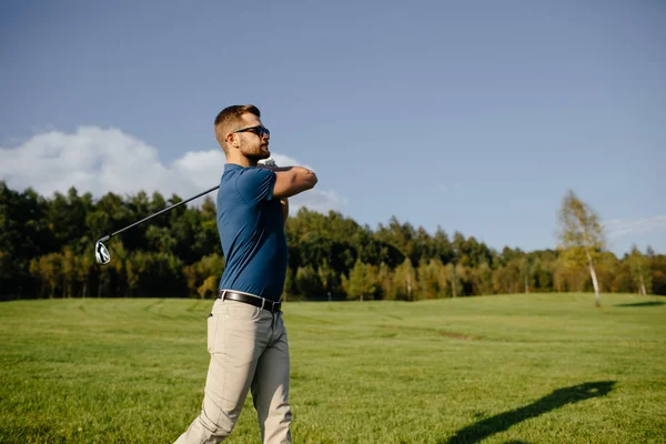 Jugador Golf Golpeando Tiro Con Club Curso Mañana Hermosa Con — Foto de Stock