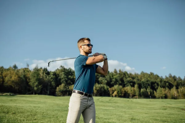 Jogador Golfe Bater Tiro Com Clube Curso Bela Manhã Com — Fotografia de Stock