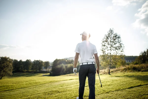 Jogador de golfe em curso — Fotografia de Stock