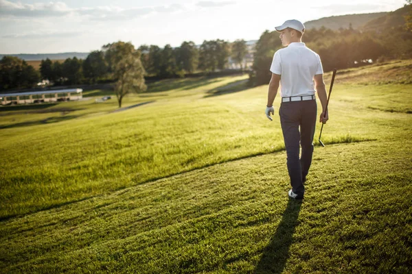 Jogador de golfe em curso — Fotografia de Stock