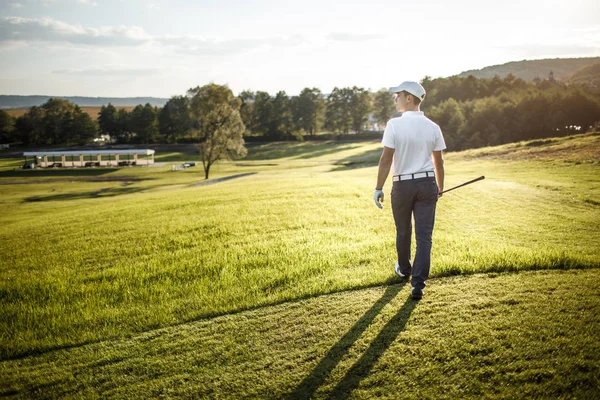 Jogador de golfe em curso — Fotografia de Stock