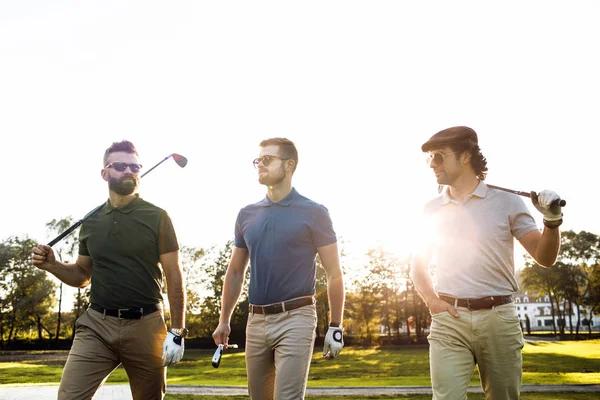 Amigos gastando tempo no campo de golfe — Fotografia de Stock