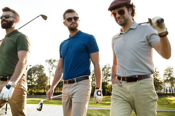 Amigos gastando tempo no campo de golfe — Fotografia de Stock