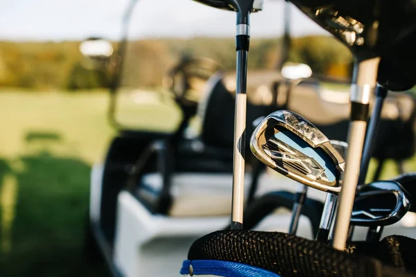 Carro de golf sobre cielo bonito — Foto de Stock
