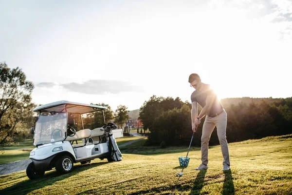 Homem Jogando Golfe Campo Golfe Sol — Fotografia de Stock