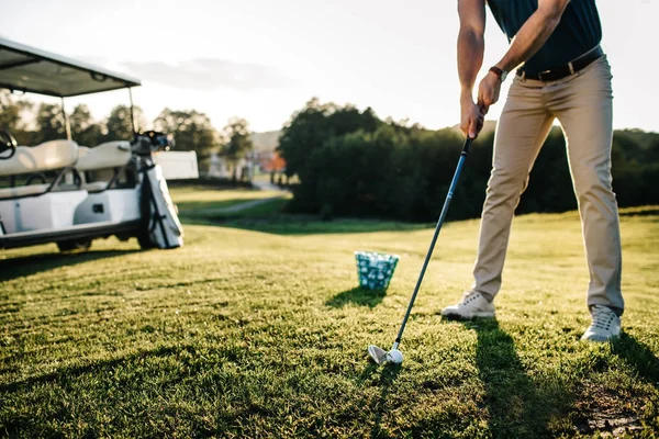 Hombre jugando al golf en un campo de golf — Foto de Stock