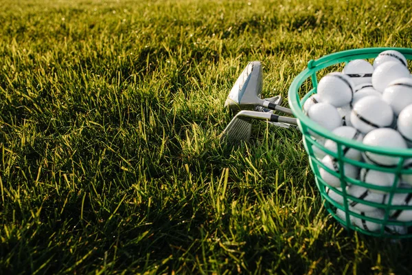 Bolas de golfe e clube de golfe — Fotografia de Stock