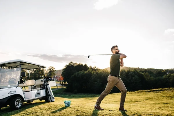 Homem Jogando Golfe Campo Golfe Sol — Fotografia de Stock