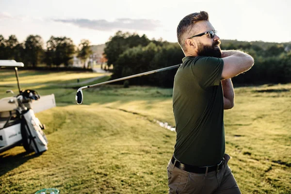 Homem jogando golfe em um campo de golfe — Fotografia de Stock