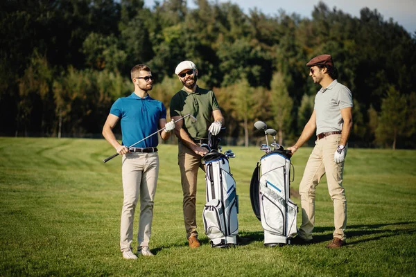 Friends spending time on golf course — Stock Photo, Image