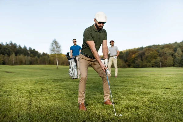 Amigos gastando tempo no campo de golfe — Fotografia de Stock