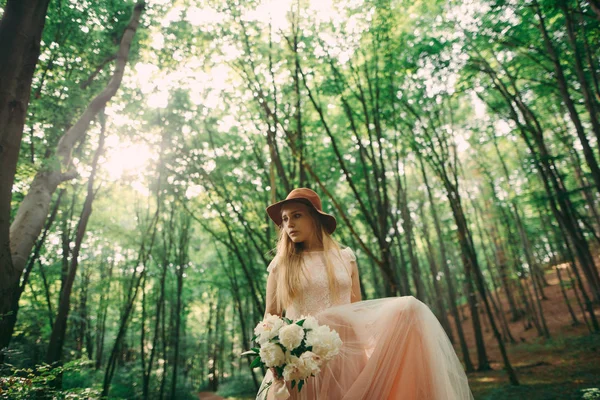 Mooie Jonge Vrouw Een Lange Jurk Muts Poseren Bos — Stockfoto