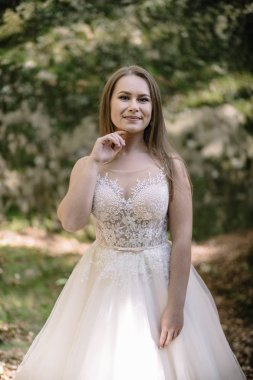 Parkta yürüyüş vintage beyaz elbiseli güzel şık gelin