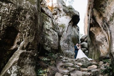 Muhteşem gelin ve şık damat yürüyüş güneşli manzara, Düğün çifti, muhteşem manzaralı lüks töreni dağlar