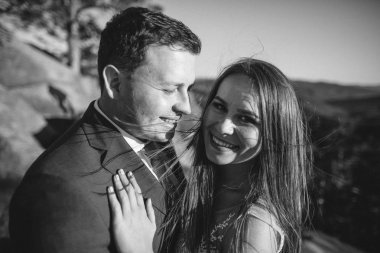 Muhteşem gelin ve şık damat yürüyüş güneşli manzara, Düğün çifti, muhteşem manzaralı lüks töreni dağlar