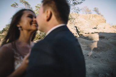 Muhteşem gelin ve şık damat yürüyüş güneşli manzara, Düğün çifti, muhteşem manzaralı lüks töreni dağlar