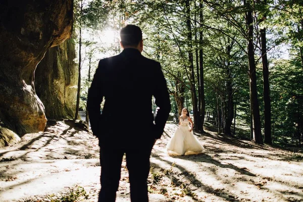 Linda Noiva Noivo Elegante Andando Paisagem Ensolarada Casal Casamento Montanhas — Fotografia de Stock