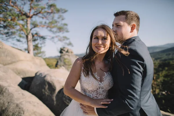 Linda Noiva Noivo Elegante Andando Paisagem Ensolarada Casal Casamento Montanhas — Fotografia de Stock