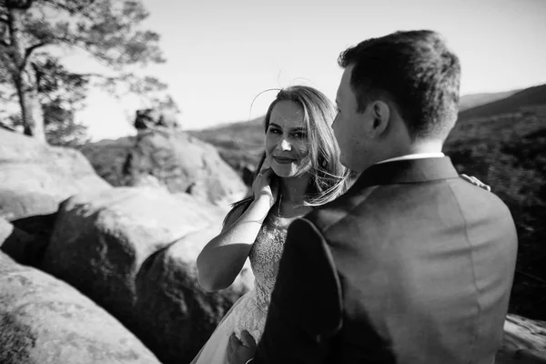 Linda Noiva Noivo Elegante Andando Paisagem Ensolarada Casal Casamento Montanhas — Fotografia de Stock