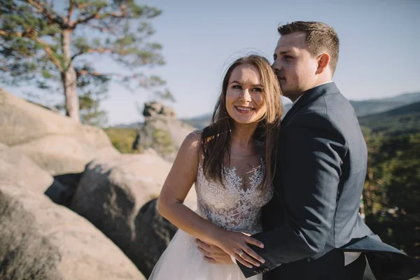 Superbe Mariée Marié Élégant Marchant Sur Paysage Ensoleillé Couple Mariage — Photo