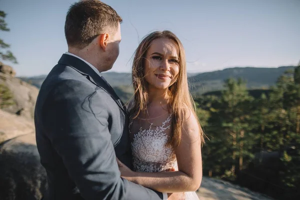 Underbara Brudparet Eleganta Promenader Soliga Landskap Bröllopsparet Lyx Ceremoni Bergen — Stockfoto