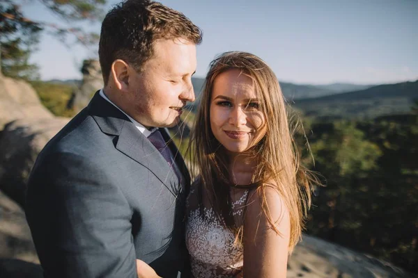 Linda Noiva Noivo Elegante Andando Paisagem Ensolarada Casal Casamento Montanhas — Fotografia de Stock