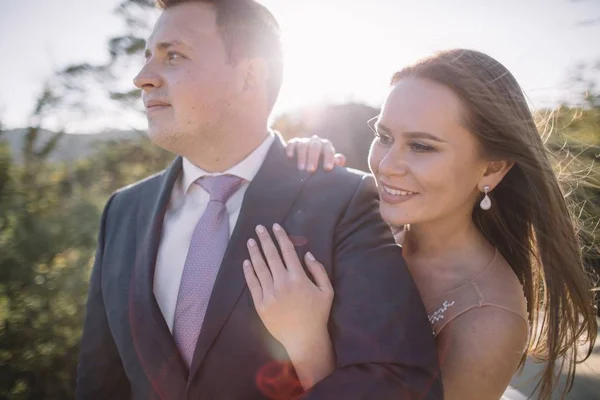 Linda Noiva Noivo Elegante Andando Paisagem Ensolarada Casal Casamento Montanhas — Fotografia de Stock