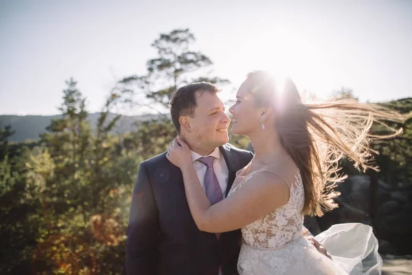 Hermosa Novia Elegante Novio Caminando Paisaje Soleado Pareja Boda Montañas — Foto de Stock