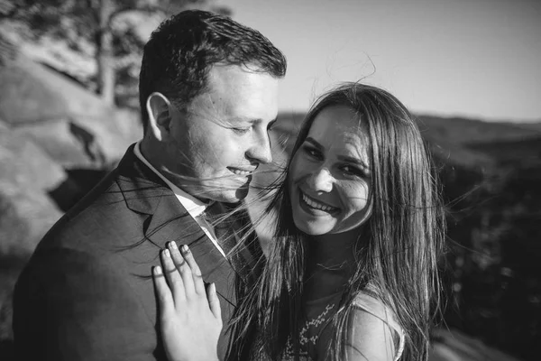 Linda Noiva Noivo Elegante Andando Paisagem Ensolarada Casal Casamento Montanhas — Fotografia de Stock