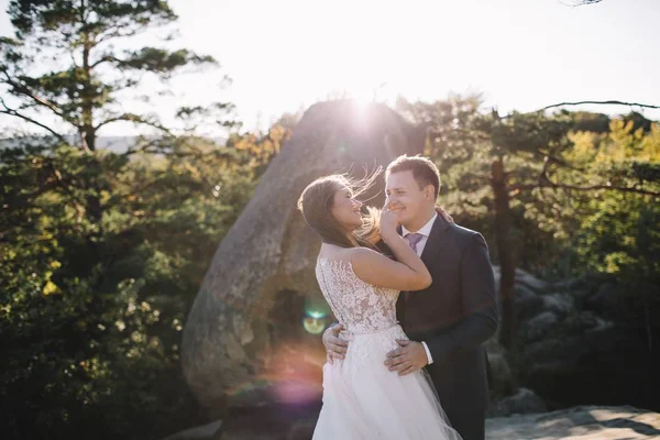 Gyönyörű Menyasszony Gyaloglás Napos Gyönyörű Táj Esküvői Pár Luxus Ünnepség — Stock Fotó
