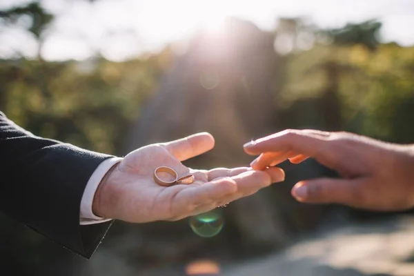 Foto Close Noiva Noivo Segurando Anéis Casamento Dourados Mãos — Fotografia de Stock