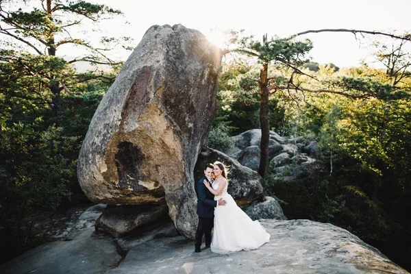 Hermosa Novia Elegante Novio Caminando Paisaje Soleado Pareja Boda Montañas — Foto de Stock