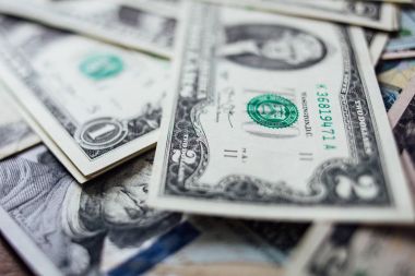 Bir dolarlık ve iki dolar faturaları.