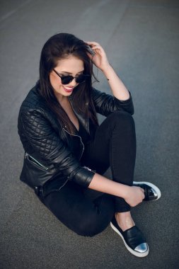 Siyah ceket poz içinde güzel genç kadın  