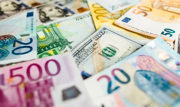 Billetes en euros y dólares estadounidenses — Foto de Stock