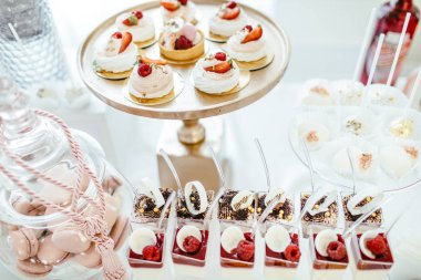 lezzetli tatlı büfesi kekler