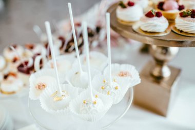 lezzetli tatlı büfesi kekler