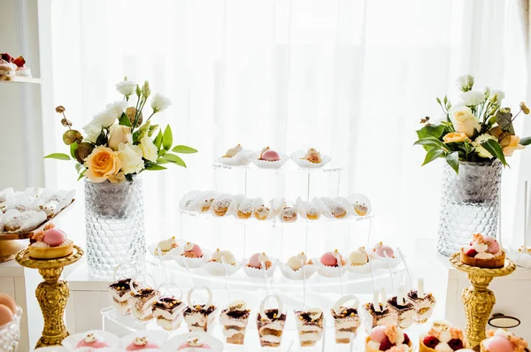 Delicioso buffet doce com cupcakes — Fotografia de Stock