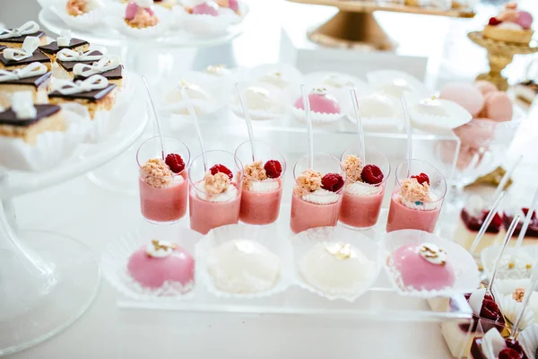 Delizioso buffet dolce con cupcake — Foto Stock