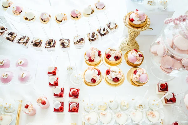 Delicioso buffet doce com cupcakes — Fotografia de Stock