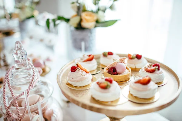 Смачний солодкий шведський стіл з кексами — стокове фото