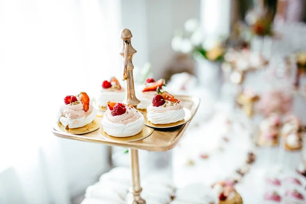 Delizioso buffet dolce con cupcake — Foto Stock