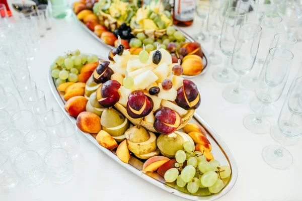 Вкусный сладкий шведский стол с кексами — стоковое фото