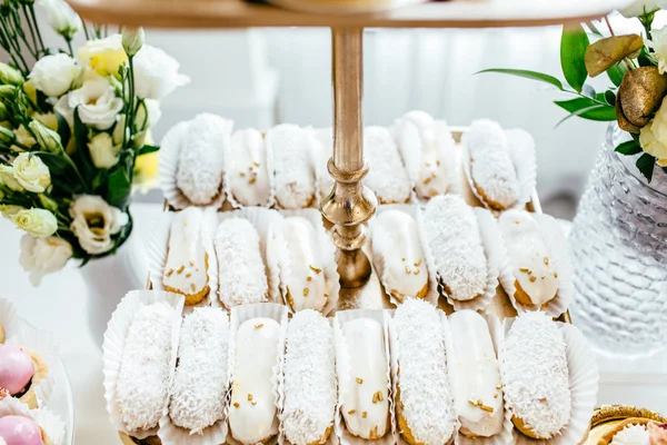 Lezzetli tatlı büfesi kekler — Stok fotoğraf
