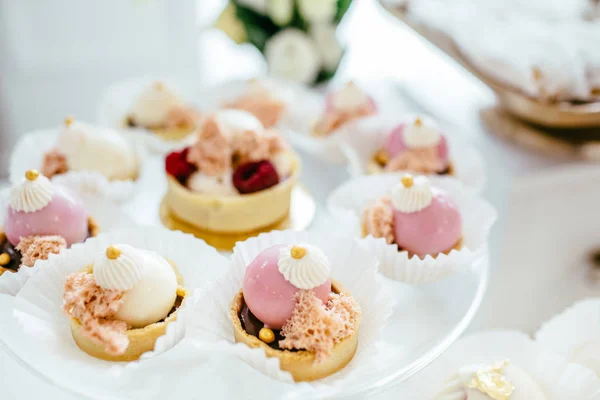 Delicioso buffet doce com cupcakes — Fotografia de Stock