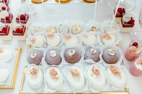 lezzetli tatlı büfesi kekler