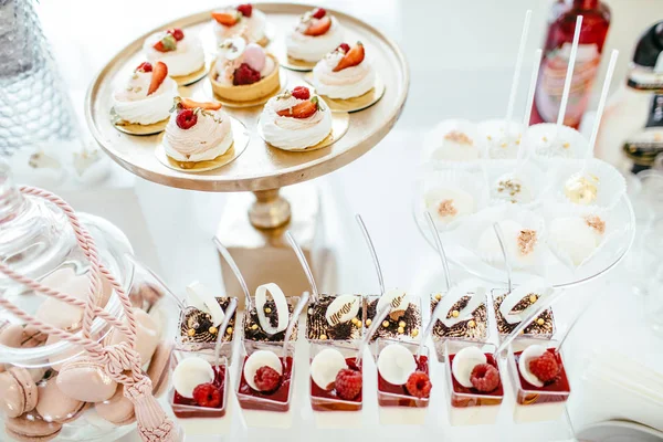 Heerlijke zoete buffet met cupcakes — Stockfoto